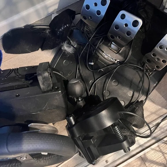 Logitech G920 Driving Force Racing Wheel Set - Picture 4 of 4